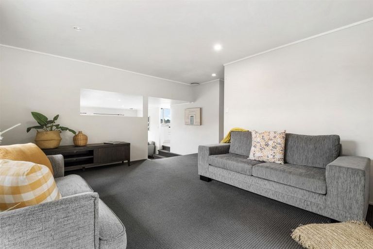 Photo of property in 2/18 Strabo Place, Windsor Park, Auckland, 0632