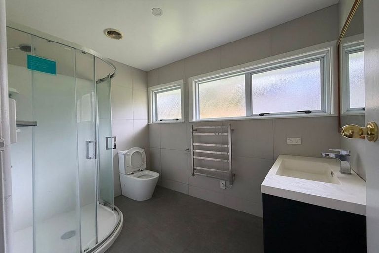 Photo of property in 27 Chivalry Road, Glenfield, Auckland, 0629