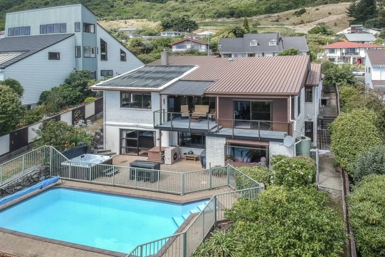 Photo of property in 128 Winara Avenue, Waikanae, 5036