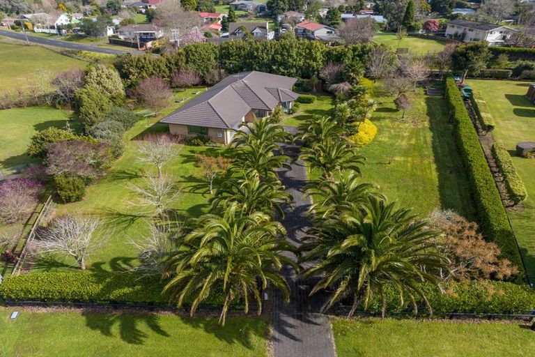 Photo of property in 10 Gleaming Place, Waiuku, 2123