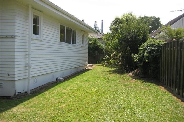 Photo of property in 2/66 Wellington Street, Howick, Auckland, 2014