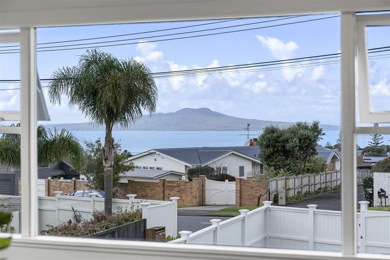 Photo of property in 130 Aberdeen Road, Campbells Bay, Auckland, 0620