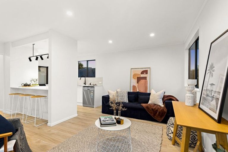 Photo of property in 11 Halloran Place, Massey, Auckland, 0614