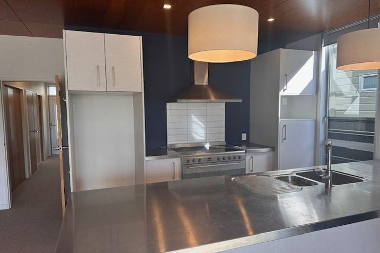 Photo of property in 10/3 Severn Street, Island Bay, Wellington, 6023