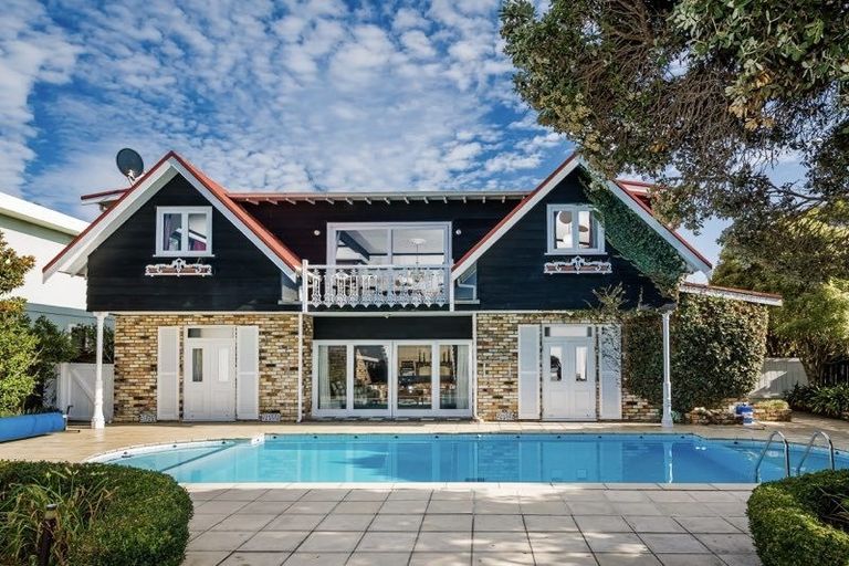 Photo of property in 15 Norwood Road, Bayswater, Auckland, 0622