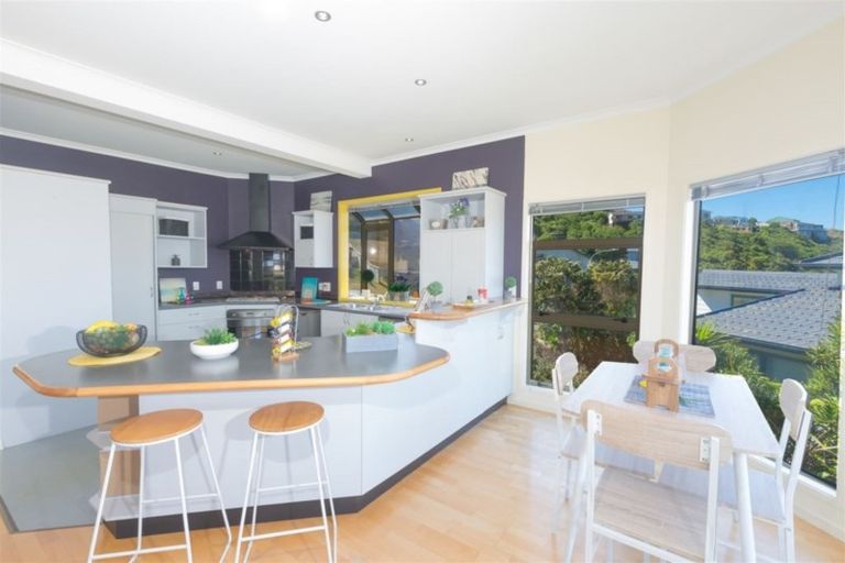 Photo of property in 42 Dress Circle, Newlands, Wellington, 6037