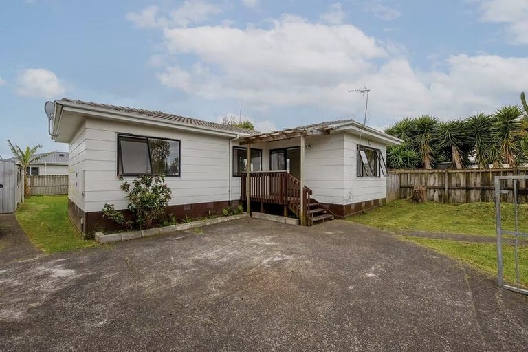 Photo of property in 17 Dungarvon Place, Clendon Park, Auckland, 2103