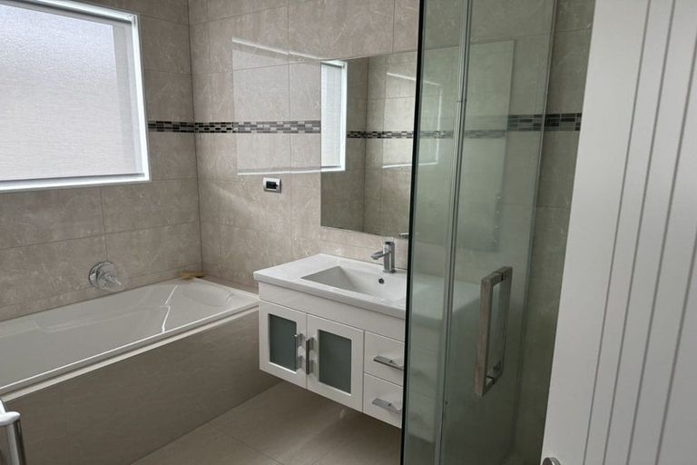 Photo of property in 30 Midhurst Avenue, Henderson, Auckland, 0612