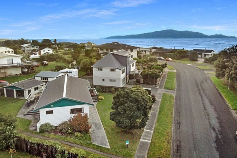 Photo of property in 6 Oratia Street, Waikanae Beach, Waikanae, 5036