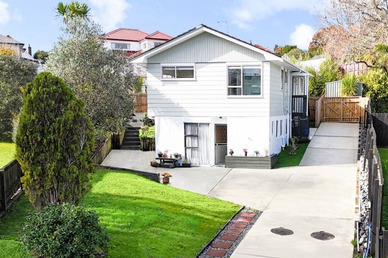 Photo of property in 6 Waari Avenue, Sunnyvale, Auckland, 0612