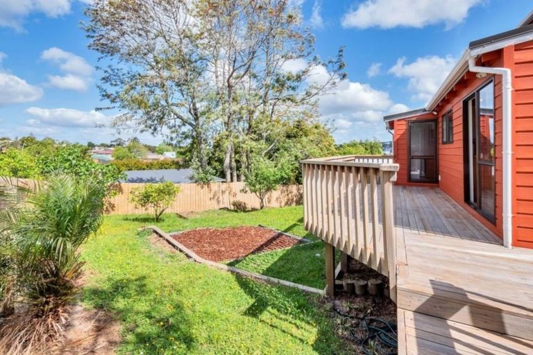 Photo of property in 5 Kayle Glen, West Harbour, Auckland, 0618