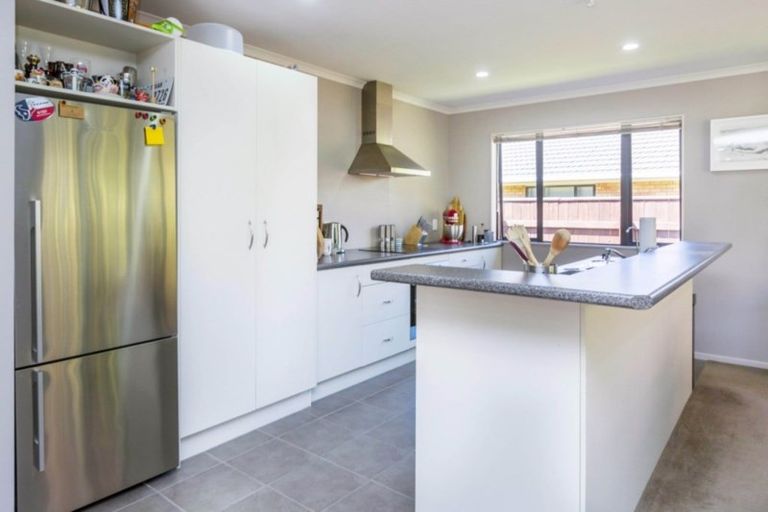 Photo of property in 6 Mcewen Crescent, Riverstone Terraces, Upper Hutt, 5018