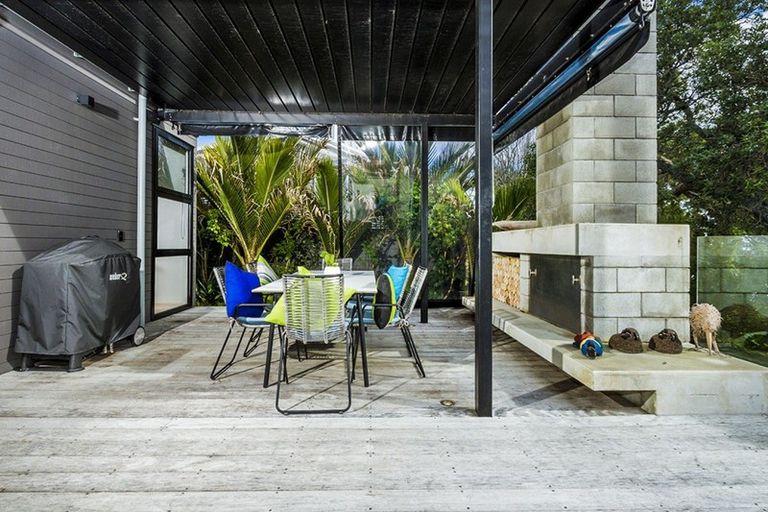 Photo of property in 10a First Avenue, Stanley Point, Auckland, 0624