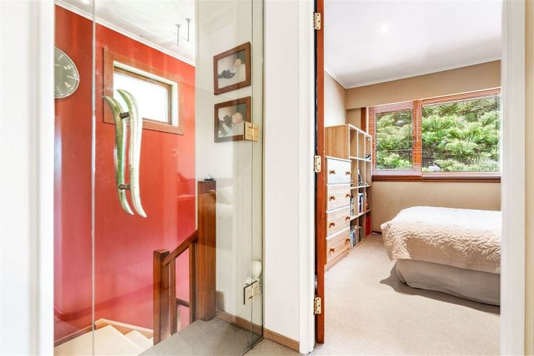 Photo of property in 60 Royal View Road, Te Atatu South, Auckland, 0610