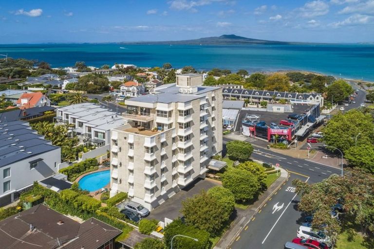 Photo of property in 2b/6 The Promenade, Takapuna, Auckland, 0622