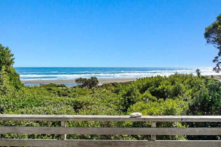 Photo of property in 72 Garden Road, Piha, New Lynn, 0772