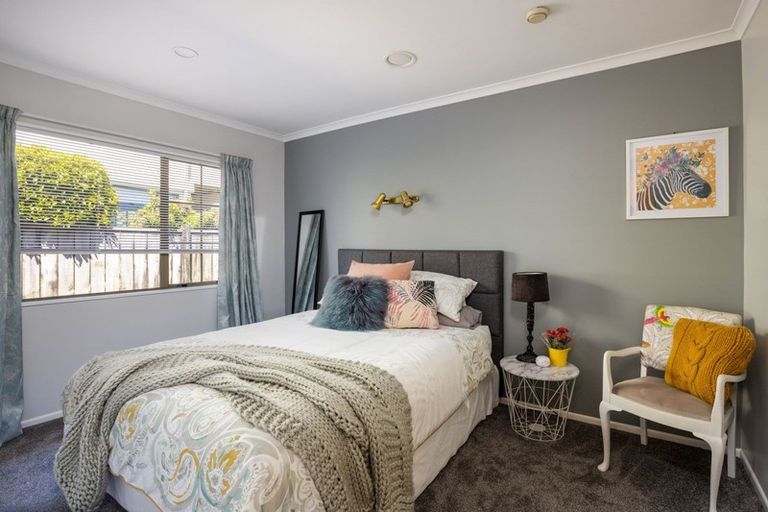 Photo of property in 11 Shelter Grove, Frankleigh Park, New Plymouth, 4310