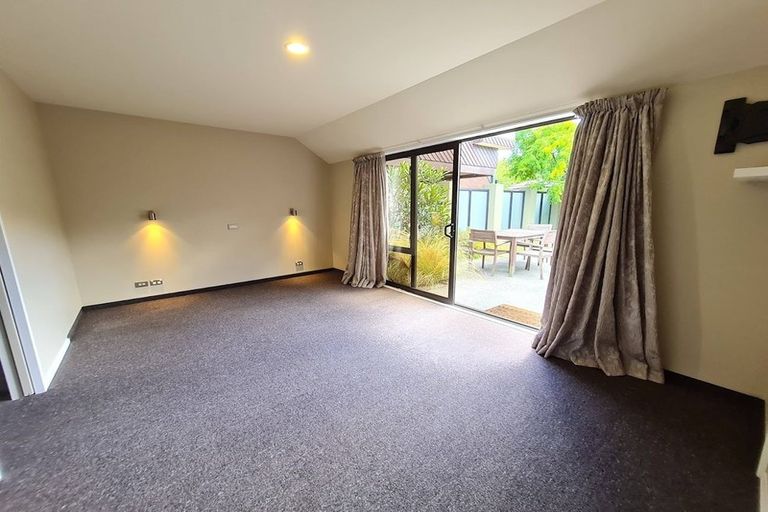 Photo of property in 4 Regalwood Close, Parklands, Christchurch, 8083