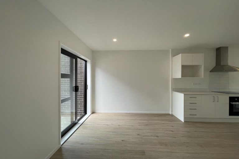 Photo of property in 8 Rauemi Way, Te Atatu South, Auckland, 0610