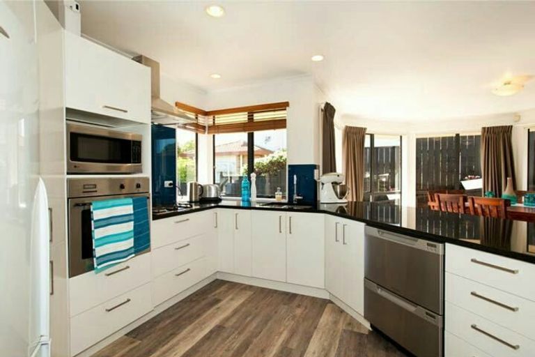 Photo of property in 19 Crimson Park, Oteha, Auckland, 0632