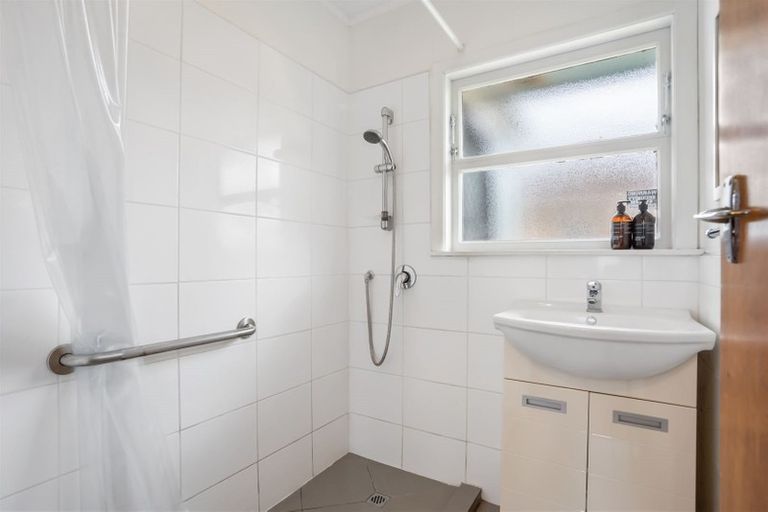 Photo of property in 2/1 Ocean View Road, Hillcrest, Auckland, 0627