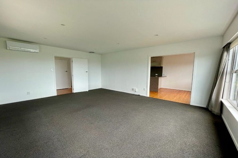 Photo of property in 28 Brooker Grove, Newlands, Wellington, 6037