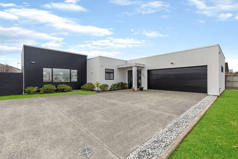 Photo of property in 79 Rosalie Terrace, Kelvin Grove, Palmerston North, 4414