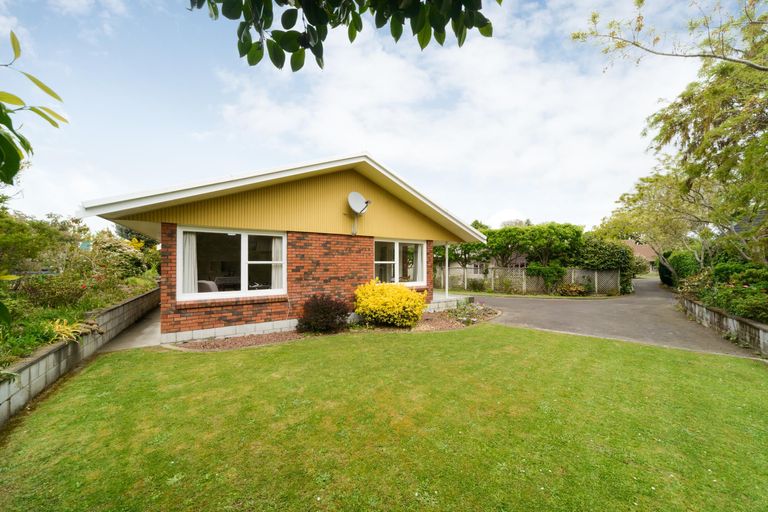 Photo of property in 2 Caccia Birch Lane, Hokowhitu, Palmerston North, 4410