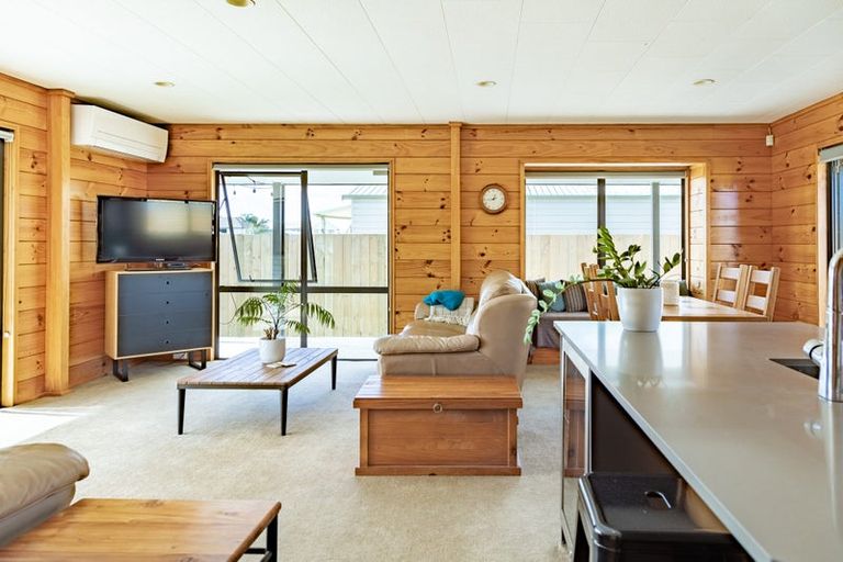 Photo of property in 28 Surf Street, Whitianga, 3510