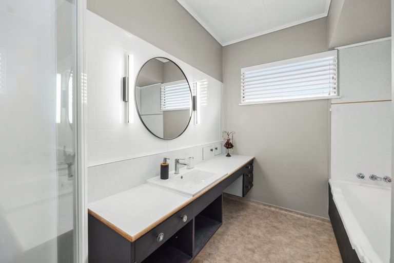 Photo of property in 1 Ashford Place, Havelock North, 4130