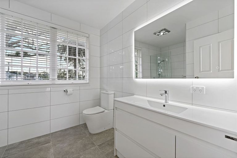 Photo of property in 1/25 James Evans Drive, Northcote, Auckland, 0627