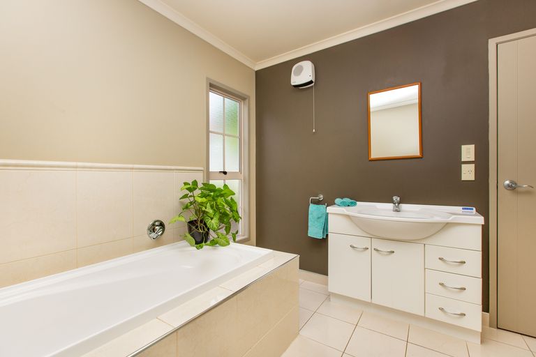 Photo of property in 18 Roderick Place, Rototuna, Hamilton, 3210