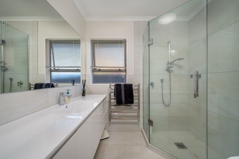 Photo of property in 26 Gillett Place, Botany Downs, Auckland, 2014