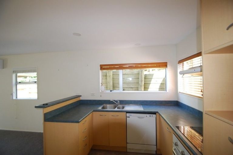 Photo of property in 8/138 Queens Drive, Lyall Bay, Wellington, 6022
