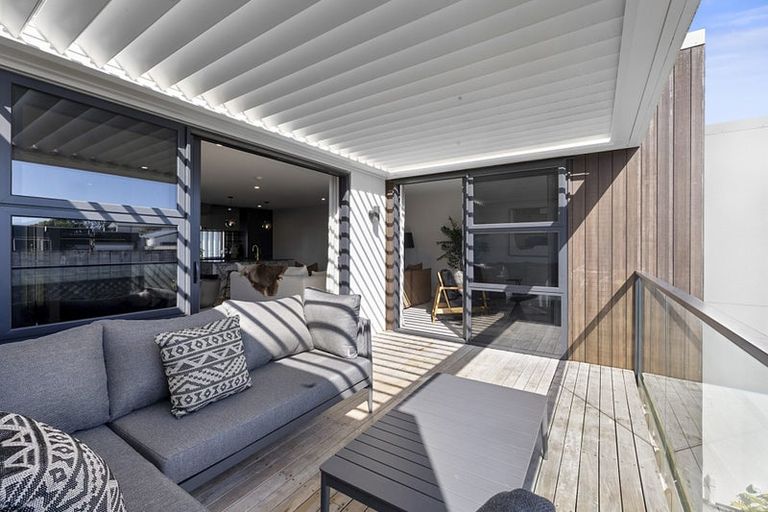 Photo of property in 2/11a Baring Terrace, Strandon, New Plymouth, 4312