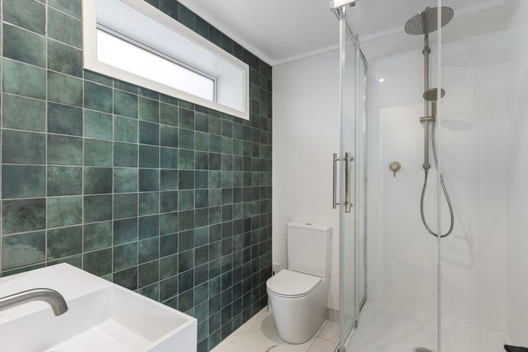 Photo of property in 2/37 Woodlands Crescent, Browns Bay, Auckland, 0630