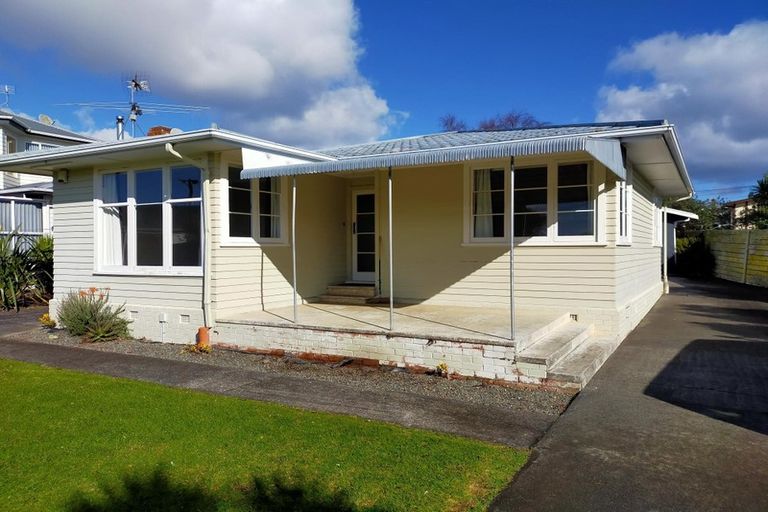 Photo of property in 7 Neil Avenue, Te Atatu Peninsula, Auckland, 0610