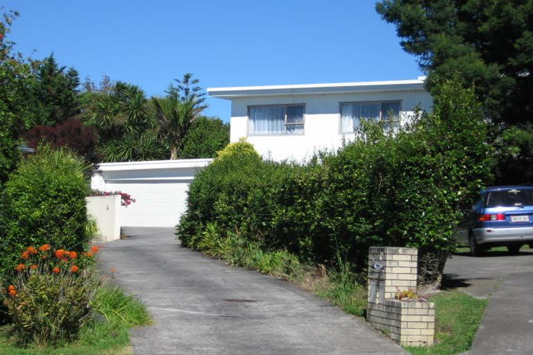 Photo of property in 6 Fayette Place, Te Atatu South, Auckland, 0610