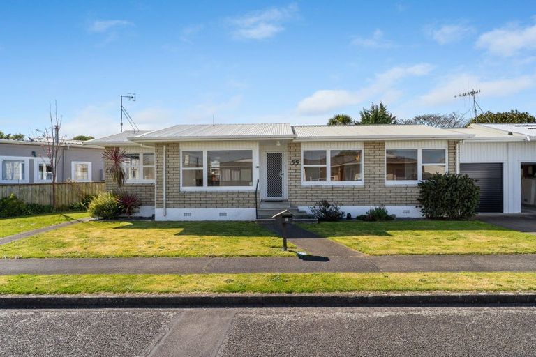 Photo of property in 55 Karaka Crescent, Levin, 5510