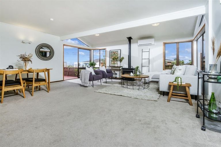 Photo of property in 1/3 Holdaway Avenue, Northcote, Auckland, 0627