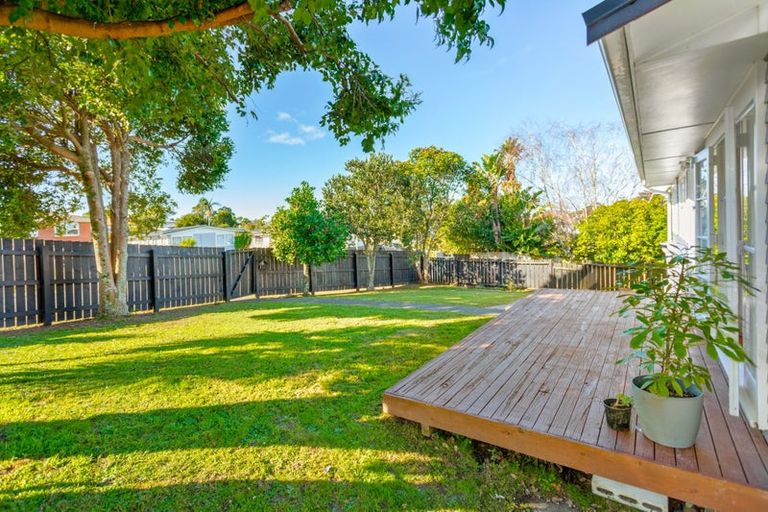 Photo of property in 43 La Rosa Street, Green Bay, Auckland, 0604