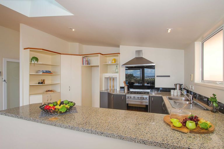 Photo of property in 99 Pupuke Road, Northcote, Auckland, 0627