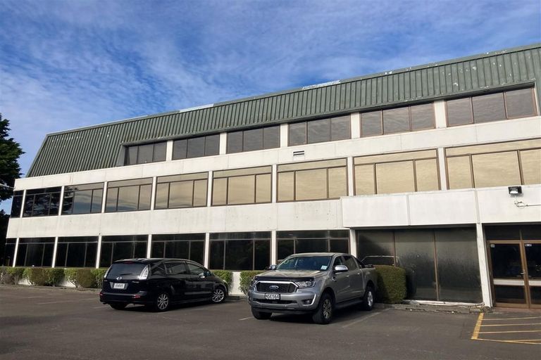 Photo of property in 2 Middleton Road, Johnsonville, Wellington, 6037