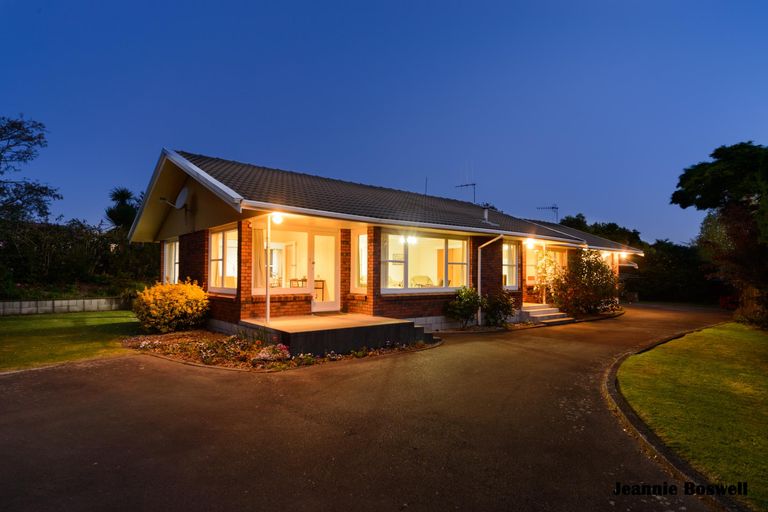Photo of property in 2 Caccia Birch Lane, Hokowhitu, Palmerston North, 4410