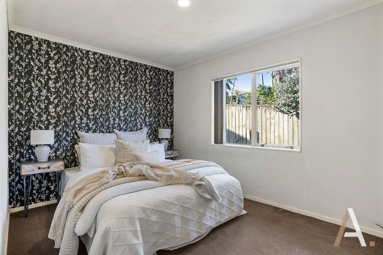 Photo of property in 17 De Havilland Drive, Goodwood Heights, Auckland, 2105