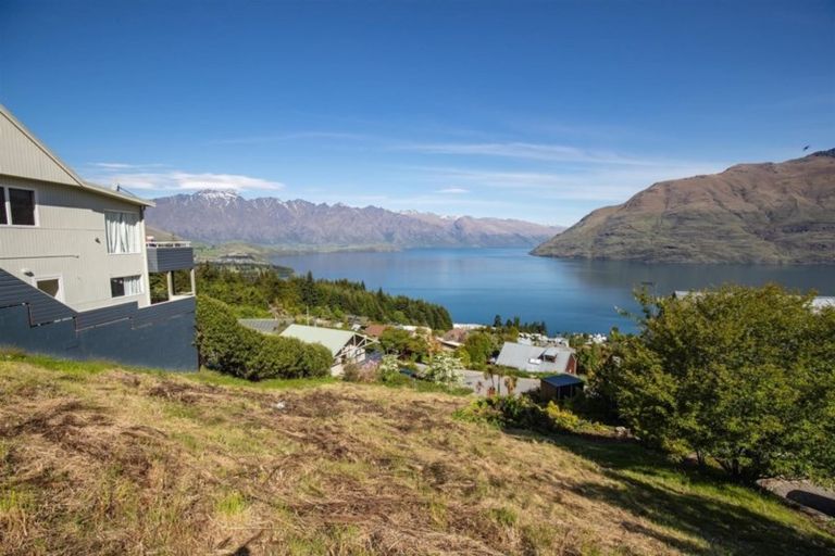 Photo of property in 111 Wynyard Crescent, Fernhill, Queenstown, 9300