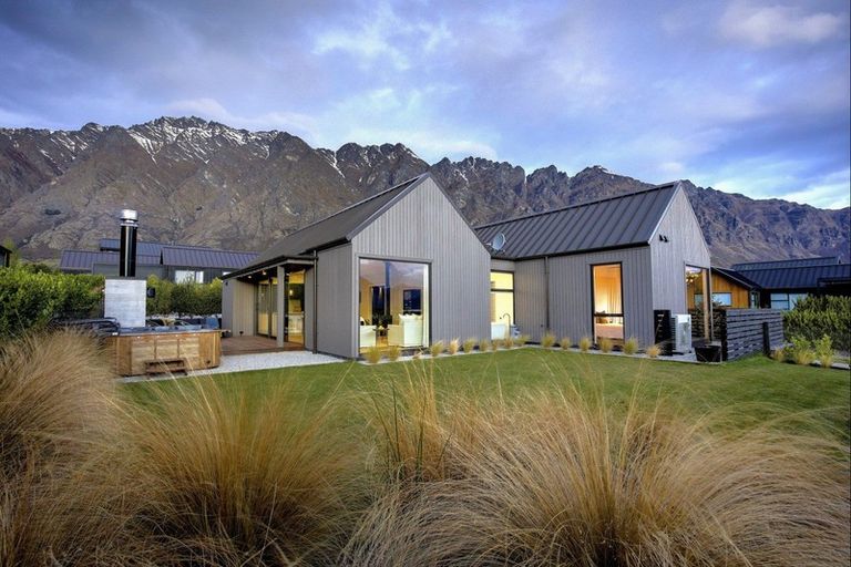 Photo of property in 32 Falconer Rise, Jacks Point, Queenstown, 9371