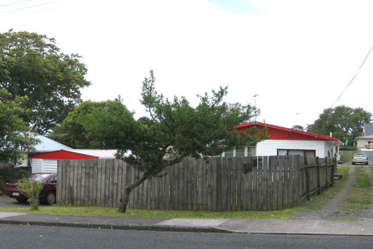 Photo of property in 1/51 Tramway Road, Beach Haven, Auckland, 0626