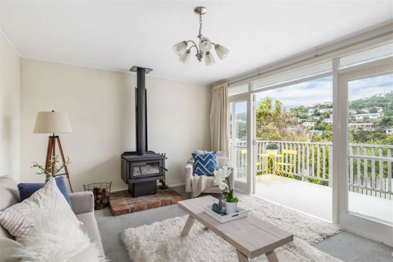 Photo of property in 6 Westleigh Way, Newlands, Wellington, 6037