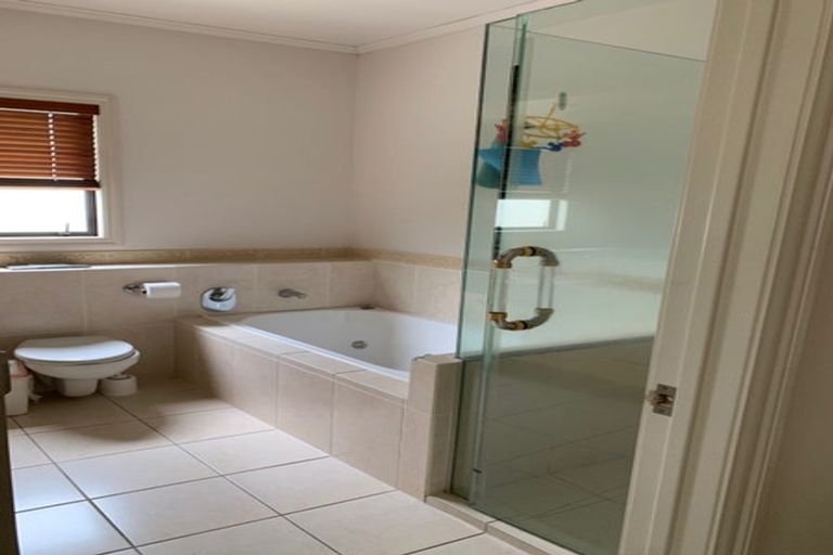 Photo of property in 24 Glenshee Place, Highland Park, Auckland, 2010